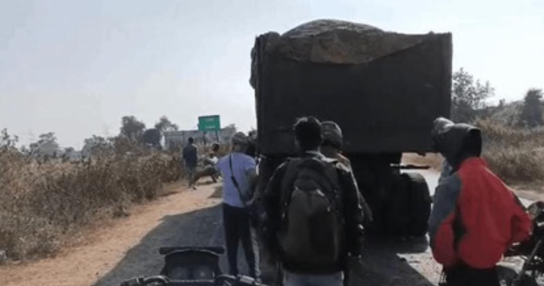 Korba: मानिकपुर खदान के दो कर्मचारियों की बाइक सड़क पर खड़ी ब्रेकडाउन गाड़ी से टकराई, एक की मौत