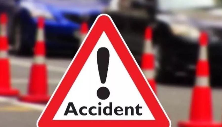 Balod: डौंडी के पास भीषण सड़क हादसा, कार-ट्रक भिड़ंत में दो की मौके पर मौत, तीन गंभीर घायल