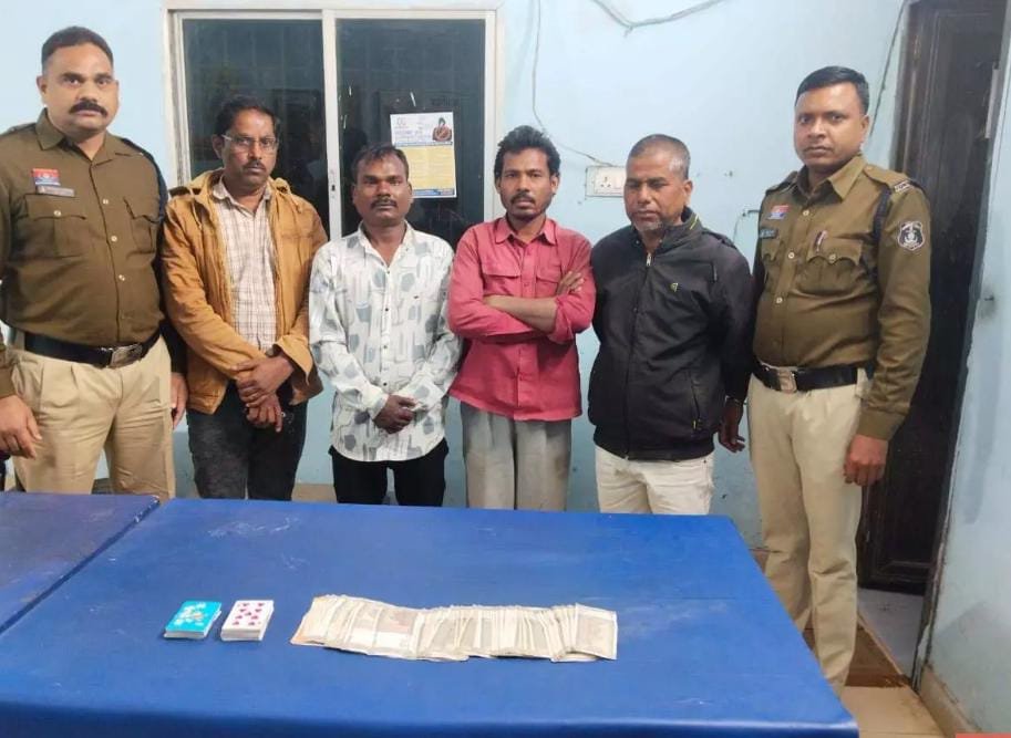 Raipur: जंगल में जुआ खेलते चार जुआरी गिरफ्तार, 45 हजार रुपये नकद जब्त