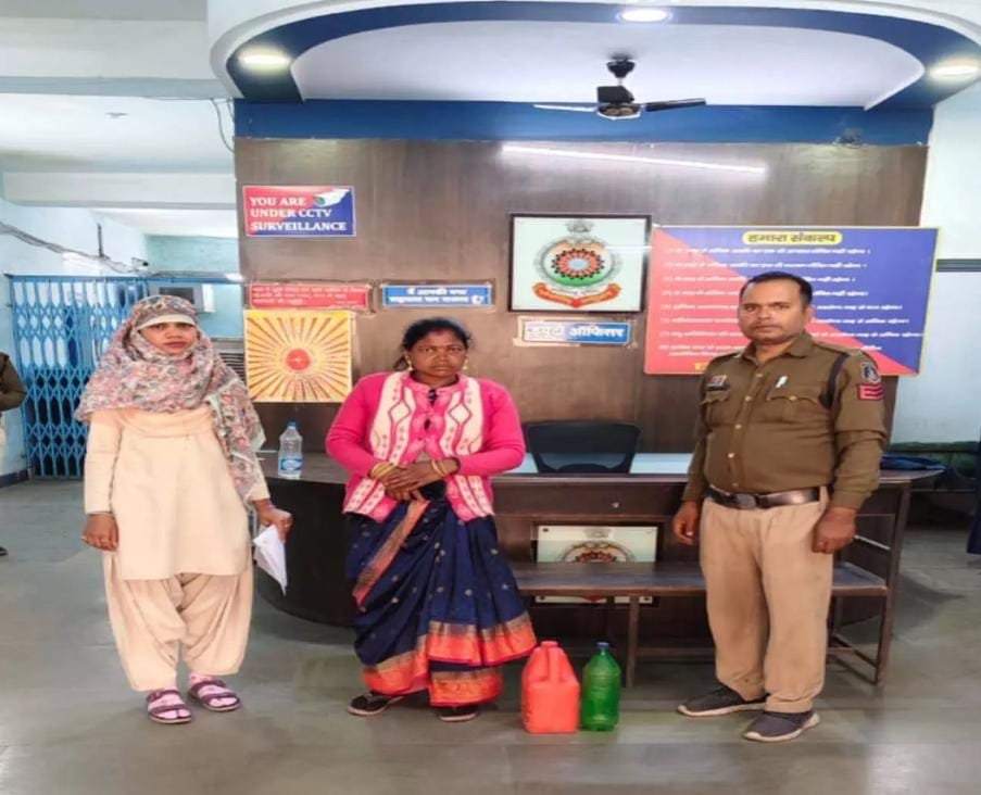 Raigarh: ग्राम टेका में अवैध शराब पर बड़ी कार्रवाई, महिला आरोपी गिरफ्तार