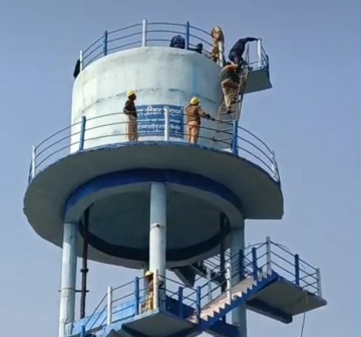 नशे में धुत दामाद ने किया हाईवोल्टेज ड्रामा, पानी की टंकी पर चढ़ा