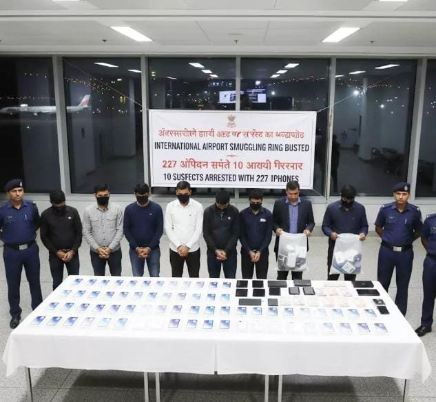 मुंबई एयरपोर्ट पर तस्करी रैकेट का भंडाफोड़: 287 आईफोन समेत 5.2 करोड़ की सामग्री जब्त, 10 गिरफ्तार
