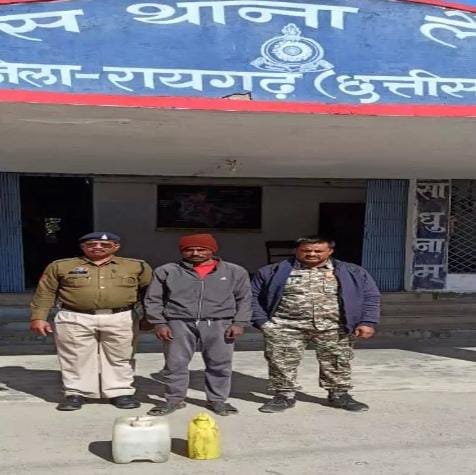 अवैध महुआ शराब के साथ आरोपी गिरफ्तार: 10 लीटर शराब जब्त