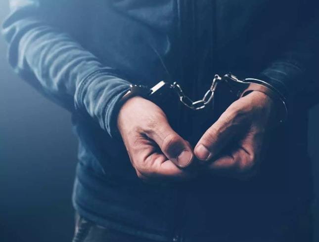 रोहणीपुरम तालाब में चाकू लहराकर दहशत फैलाने वाला बदमाश गिरफ्तार