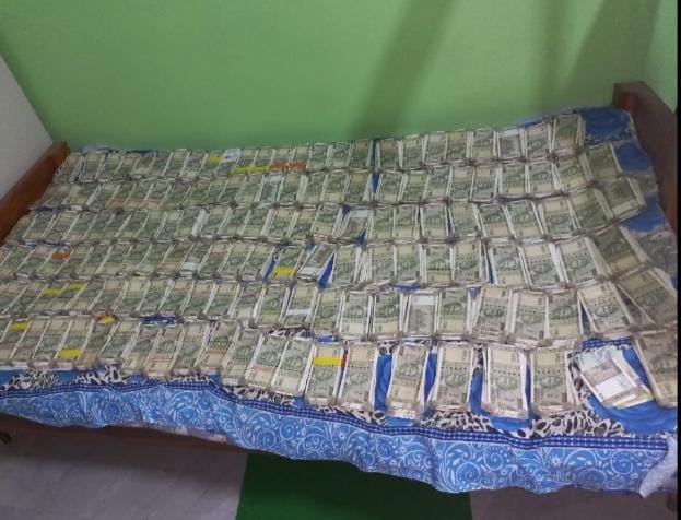 भ्रष्टाचार के खिलाफ बड़ी कार्रवाई: बारंग के अतिरिक्त तहसीलदार के ठिकानों पर छापेमारी