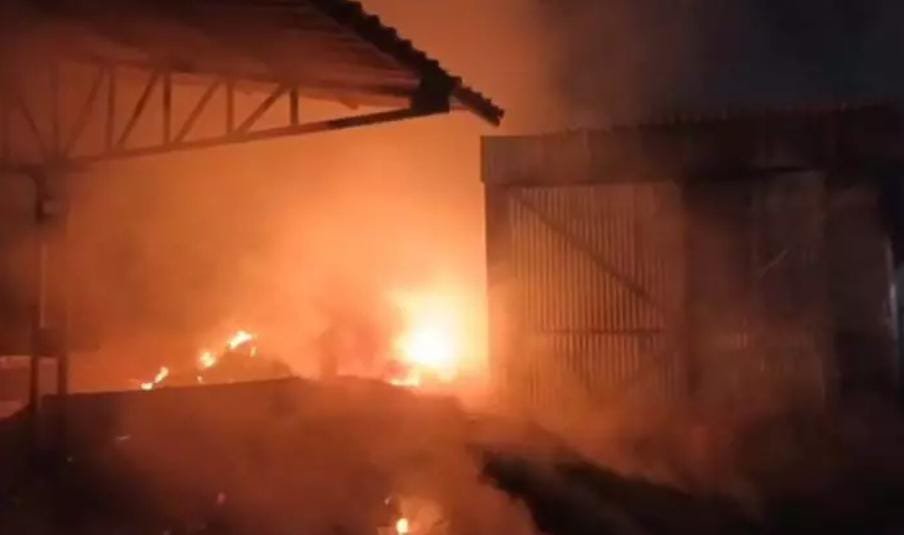 Bhilai: चरोदा रेलवे यार्ड की पार्किंग में लगी आग, दमकल दल की तत्परता से टला बड़ा हादसा