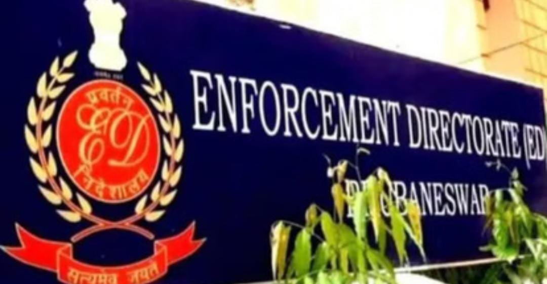 Delhi में ED की बड़ी छापेमारी: मनी लॉन्ड्रिंग मामले में करोड़ों की नकदी और गहने जब्त