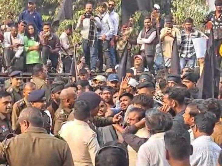 Durg में जमीन कारोबारियों पर लाठीचार्ज: रजिस्ट्री फीस वृद्धि के खिलाफ उग्र हुआ प्रदर्शन