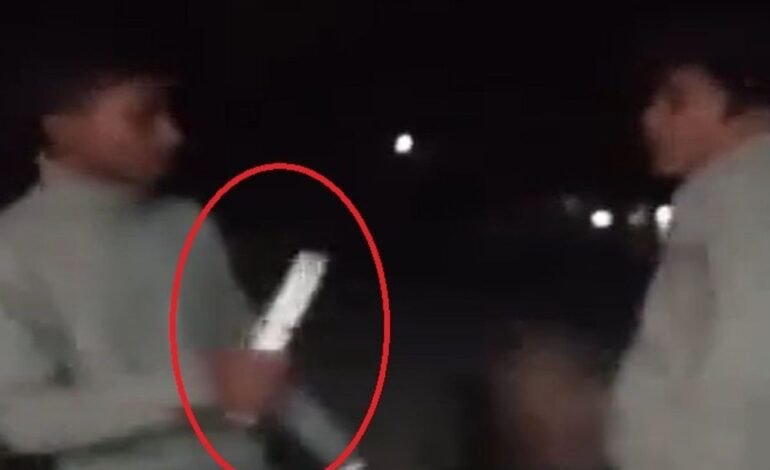 Raipur में चाकू दिखाकर धमकाया, पैर छूकर माफी मंगवाई