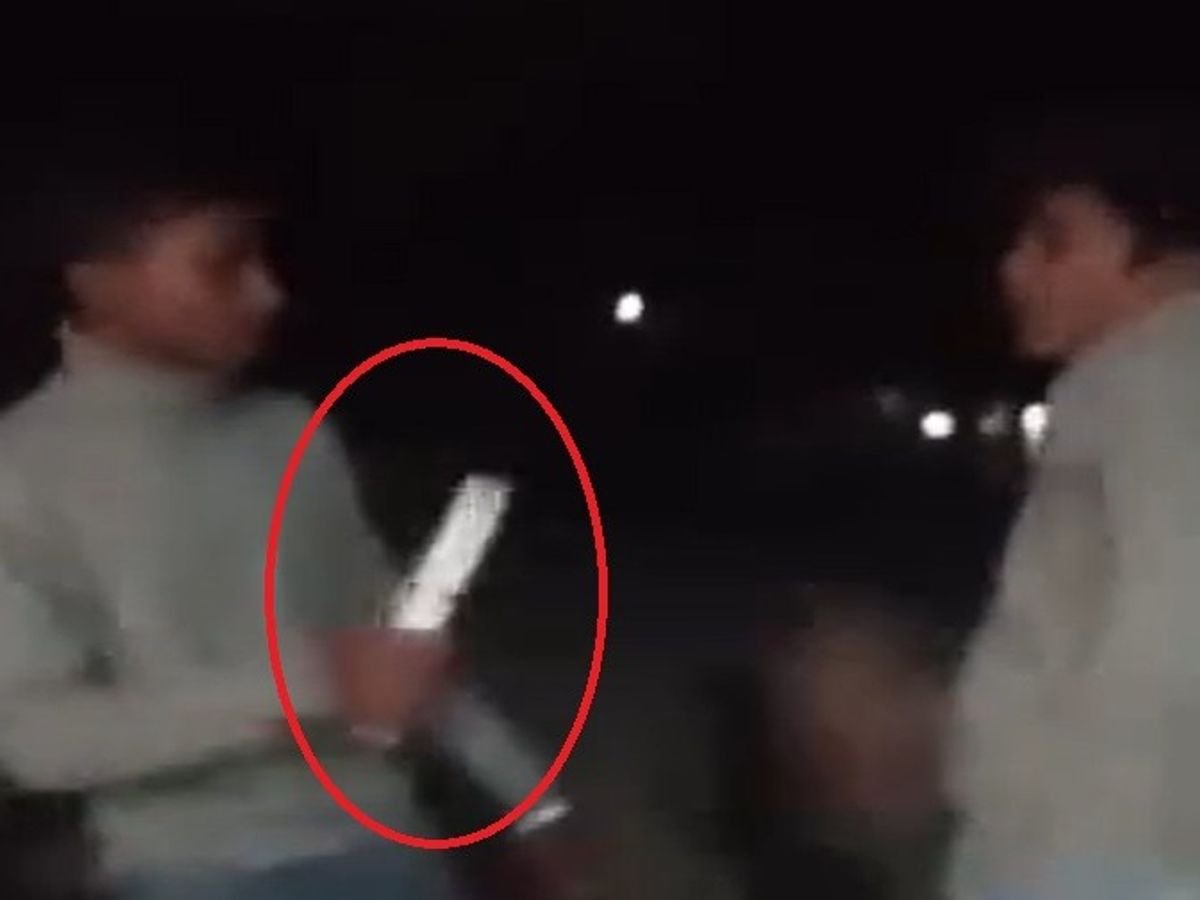 Raipur में चाकू दिखाकर धमकाया, पैर छूकर माफी मंगवाई