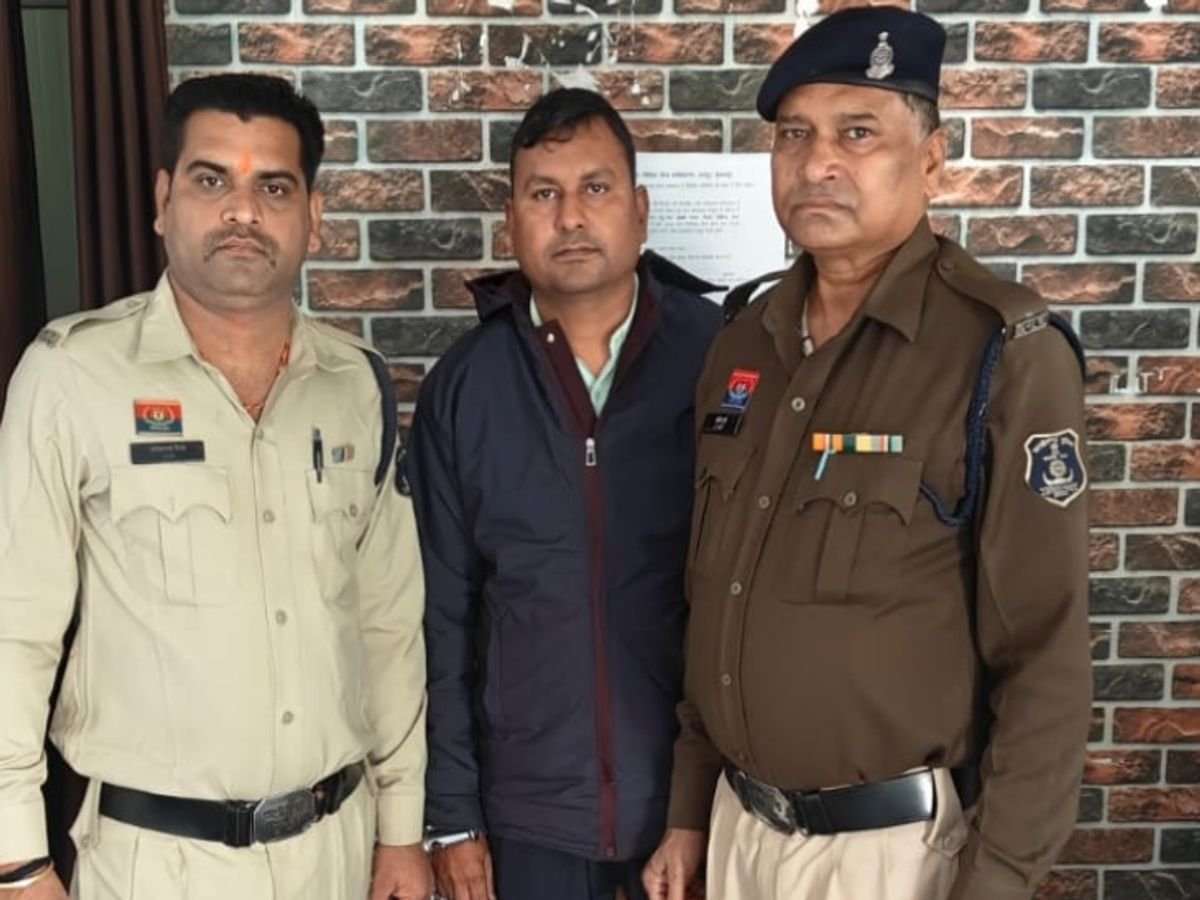 Raipur में 4 साल से फरार बैंककर्मी गिरफ्तार