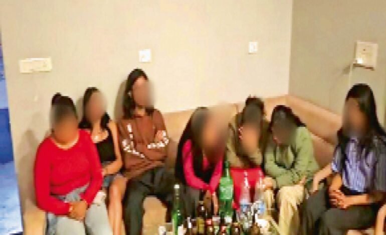 Raipur : फार्म हाउस में देर रात पार्टी पर पुलिस की कार्रवाई, 15 युवक और 7 युवतियां पकड़े गए