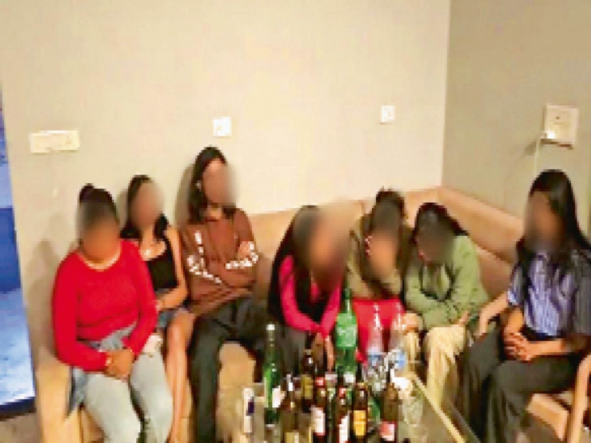 Raipur : फार्म हाउस में देर रात पार्टी पर पुलिस की कार्रवाई, 15 युवक और 7 युवतियां पकड़े गए