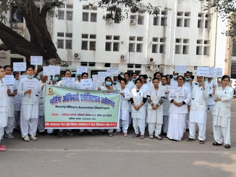 Raipur : मेकाहारा में नर्सिंग स्टाफ का प्रदर्शन, 1 जनवरी से अनिश्चितकालीन हड़ताल की चेतावनी