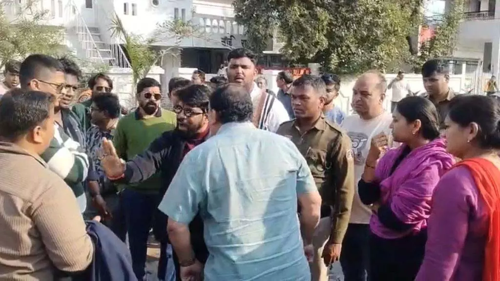 अतिक्रमण हटाने पहुंचे निगमकर्मी, हंगामा और नोकझोंक के बाद पुलिस ने संभाली स्थिति