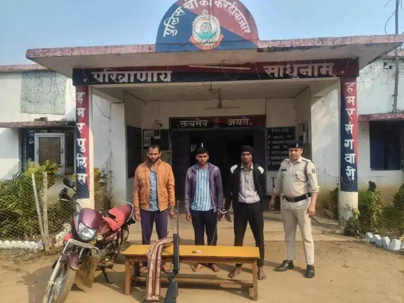 Baloda Bazar: वार्षिक उत्सव के दौरान स्कूल में छात्रा पर एयरगन से फायरिंग, Police ने 2 घंटे में 3 आरोपियों को दबोचा