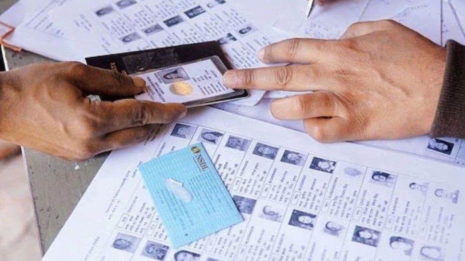 हद हो गई लापरवाही की! 96 वर्षीय बुजुर्ग महिला को बताया ‘मृत’, अब जिंदा होने का देना होगा सुबूत 