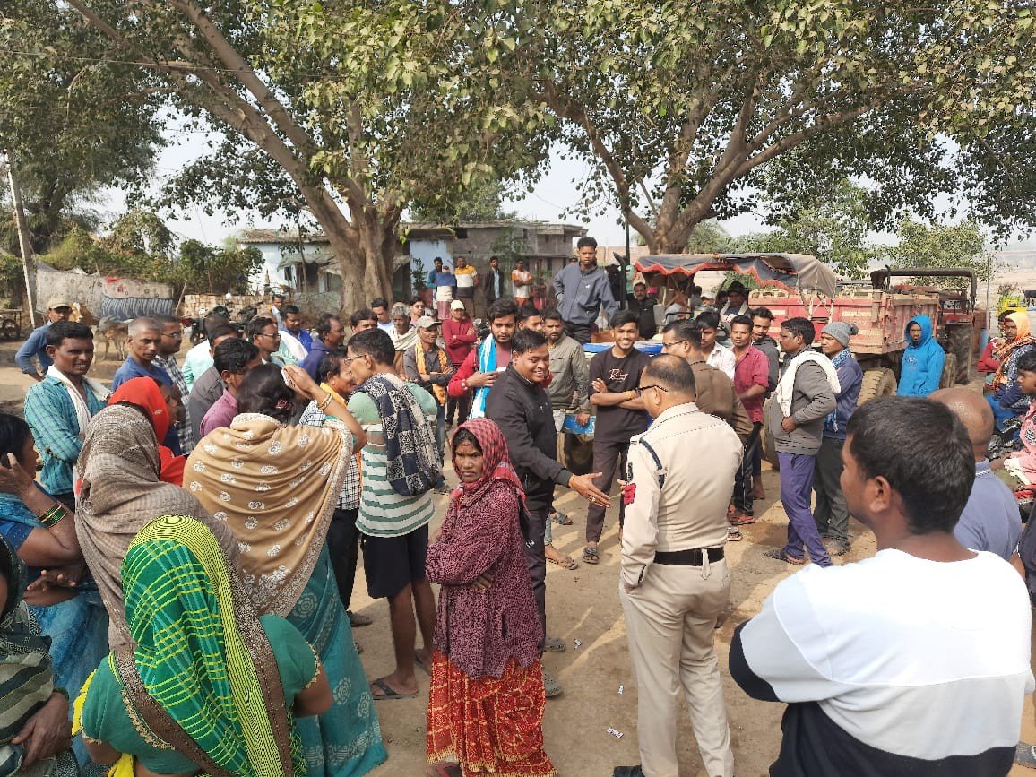 धमतरी में महानदी से रेत चोरी का खुलासा, ग्रामीणों ने पकड़े 7 ट्रैक्टर