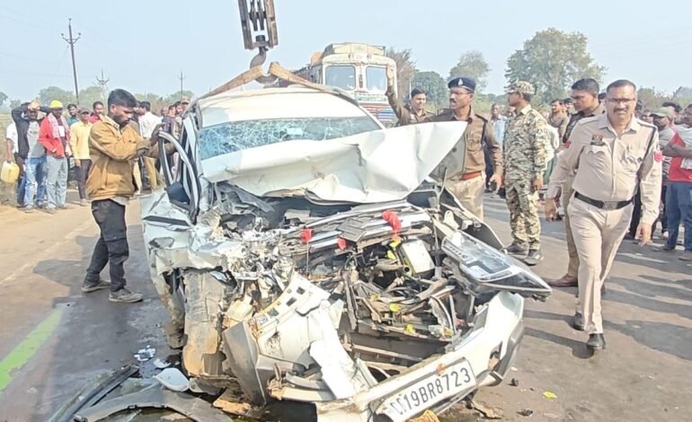 धमतरी में भीषण सड़क हादसा, कार-ट्रक की टक्कर में बुजुर्ग की मौत, चार घायल