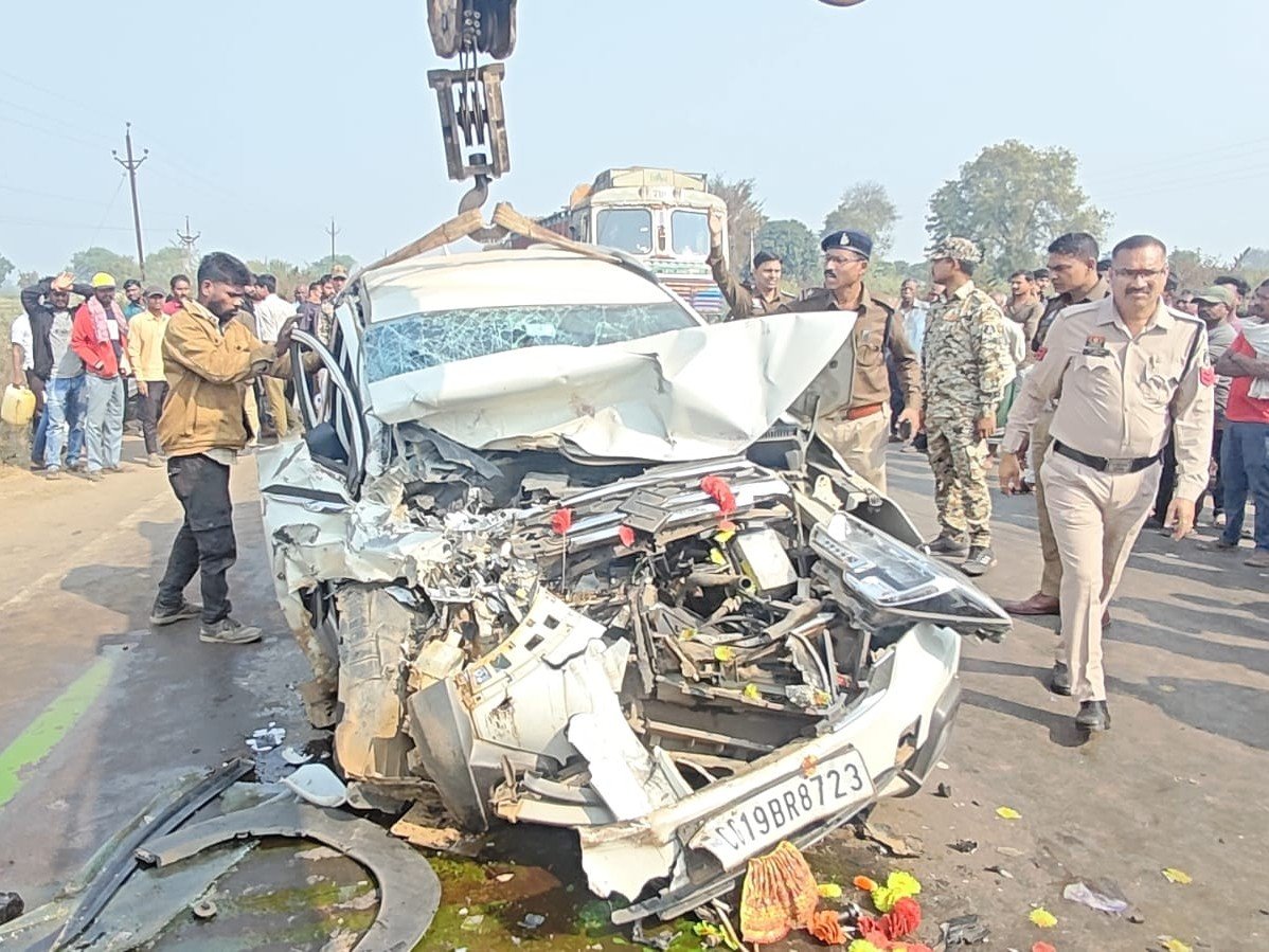 धमतरी में भीषण सड़क हादसा, कार-ट्रक की टक्कर में बुजुर्ग की मौत, चार घायल