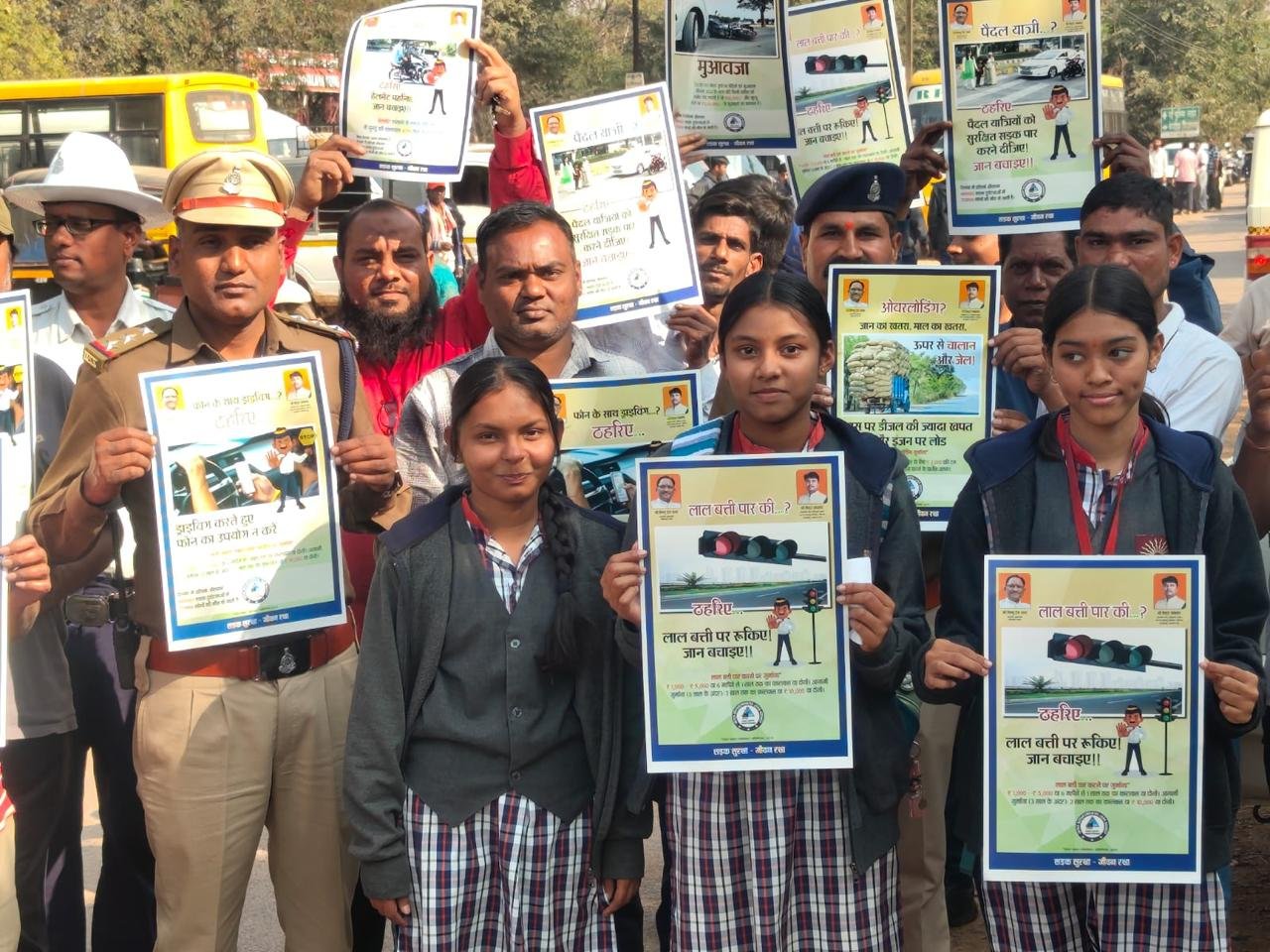 Durg Police का अनोखा ‘सड़क सुरक्षा अभियान’, बैनर-पोस्टर और कविताओं से सिखा रहे यातायात के नियम