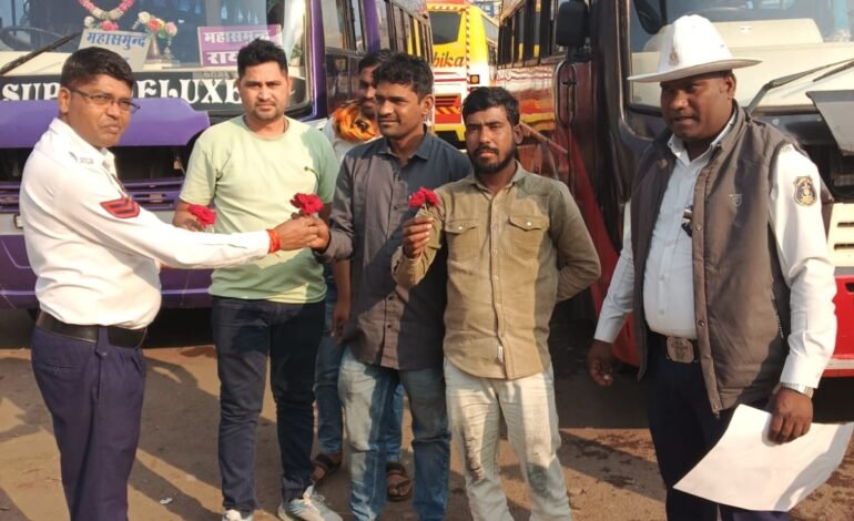 महासमुंद में ‘गुलाब’ से सुरक्षा का पैगाम: सारथी दिवस पर पुलिस ने चालकों को सराहा, नियमों के पालन की दिलाई शपथ
