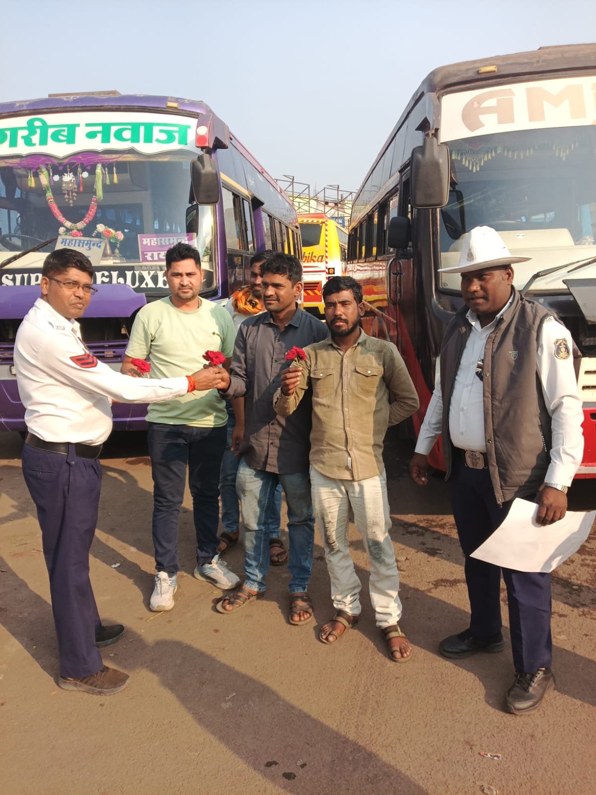 महासमुंद में ‘गुलाब’ से सुरक्षा का पैगाम: सारथी दिवस पर पुलिस ने चालकों को सराहा, नियमों के पालन की दिलाई शपथ