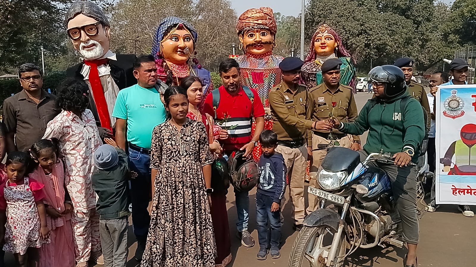 सड़क पर मनोरंजन के साथ सड़क सुरक्षा का ज्ञान, Durg Police ने कठपुतली शो से सिखाए यातायात के नियम