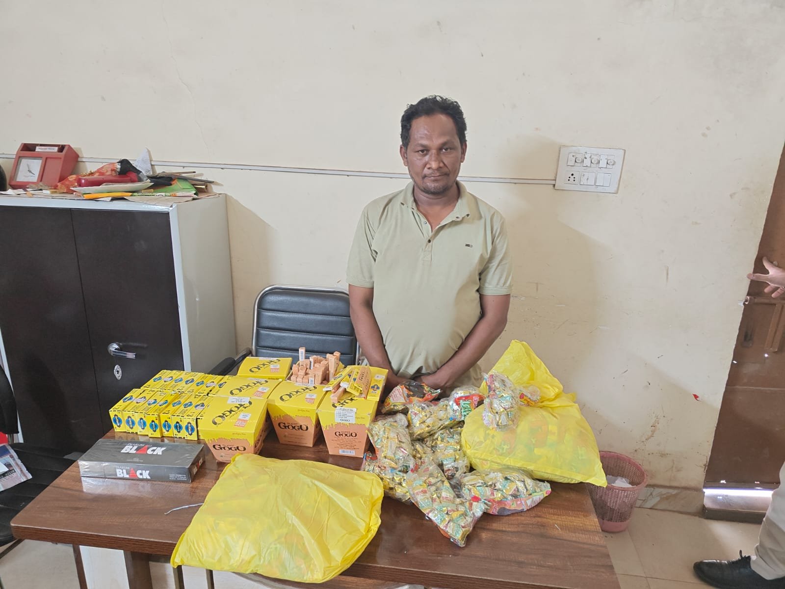 Raipur Police का नशे पर प्रहार:  पान ठेलों में छापेमारी, भारी मात्रा में ‘गोगो फोल्डिंग पेपर’ और चिलम जब्त