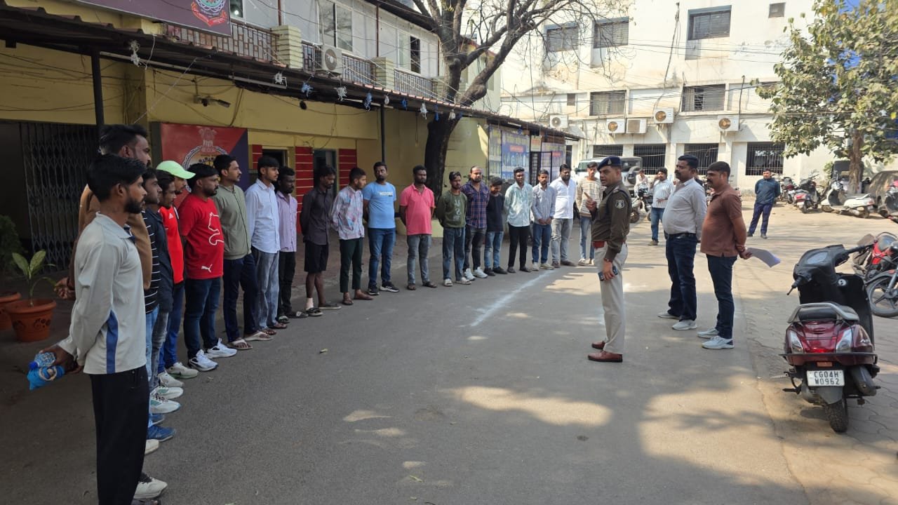 Raipur में ‘कमिश्नर’ का खौफ, 35 चाकूबाजों और हिस्ट्रीशीटरों की थाने में लगी परेड