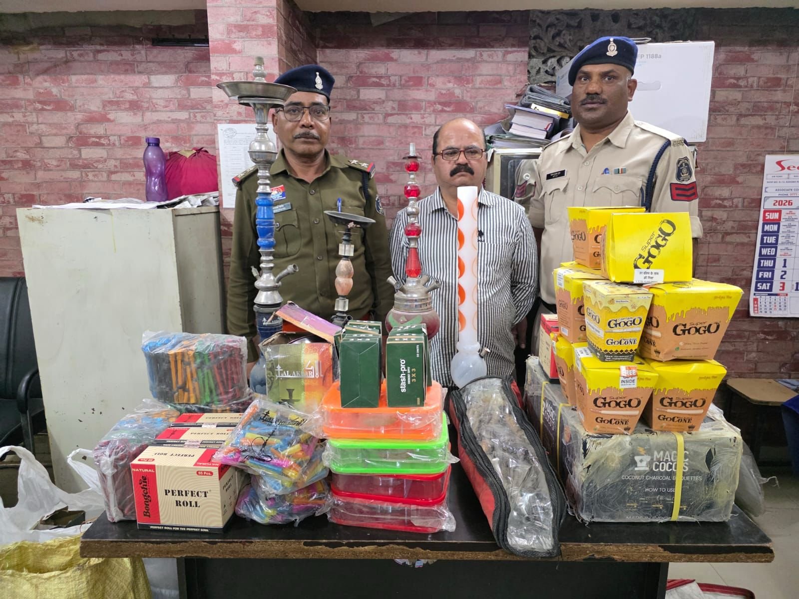 नशे के ‘सौदागर’ पर पुलिस का कड़ा प्रहार:  मकान के अंदर मिला हुक्के का जखीरा, आरोपी गिरफ्तार