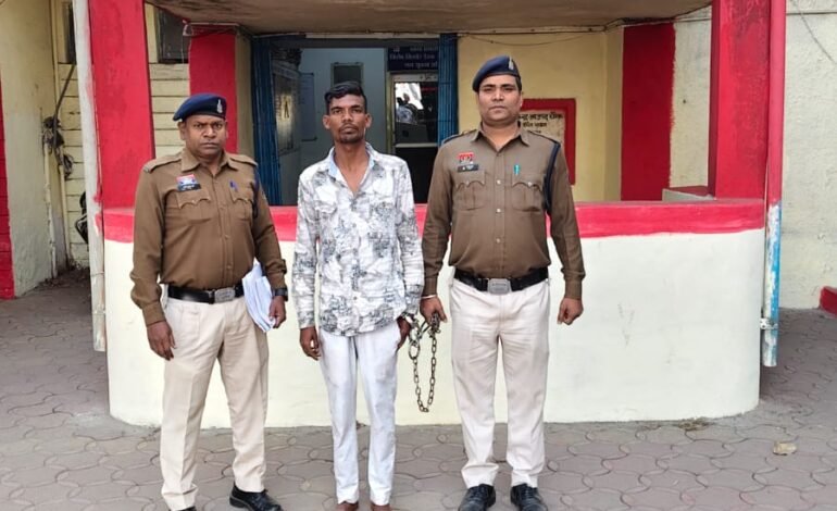 मैदान में सज रही थी ‘अवैध मधुशाला’: पुलिस ने कमल जगत को दबोचा, बोरी में भरकर बेच रहा था देशी शराब