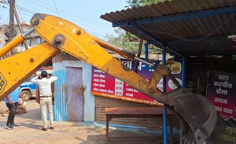 Bhilai में अवैध कब्जे पर चला निगम का डंडा: सड़क से हटाए गए दुकानों के ‘शेड’, मिला 2 दिन का अल्टीमेटम