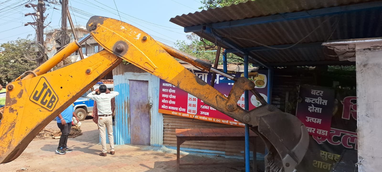 Bhilai में अवैध कब्जे पर चला निगम का डंडा: सड़क से हटाए गए दुकानों के ‘शेड’, मिला 2 दिन का अल्टीमेटम