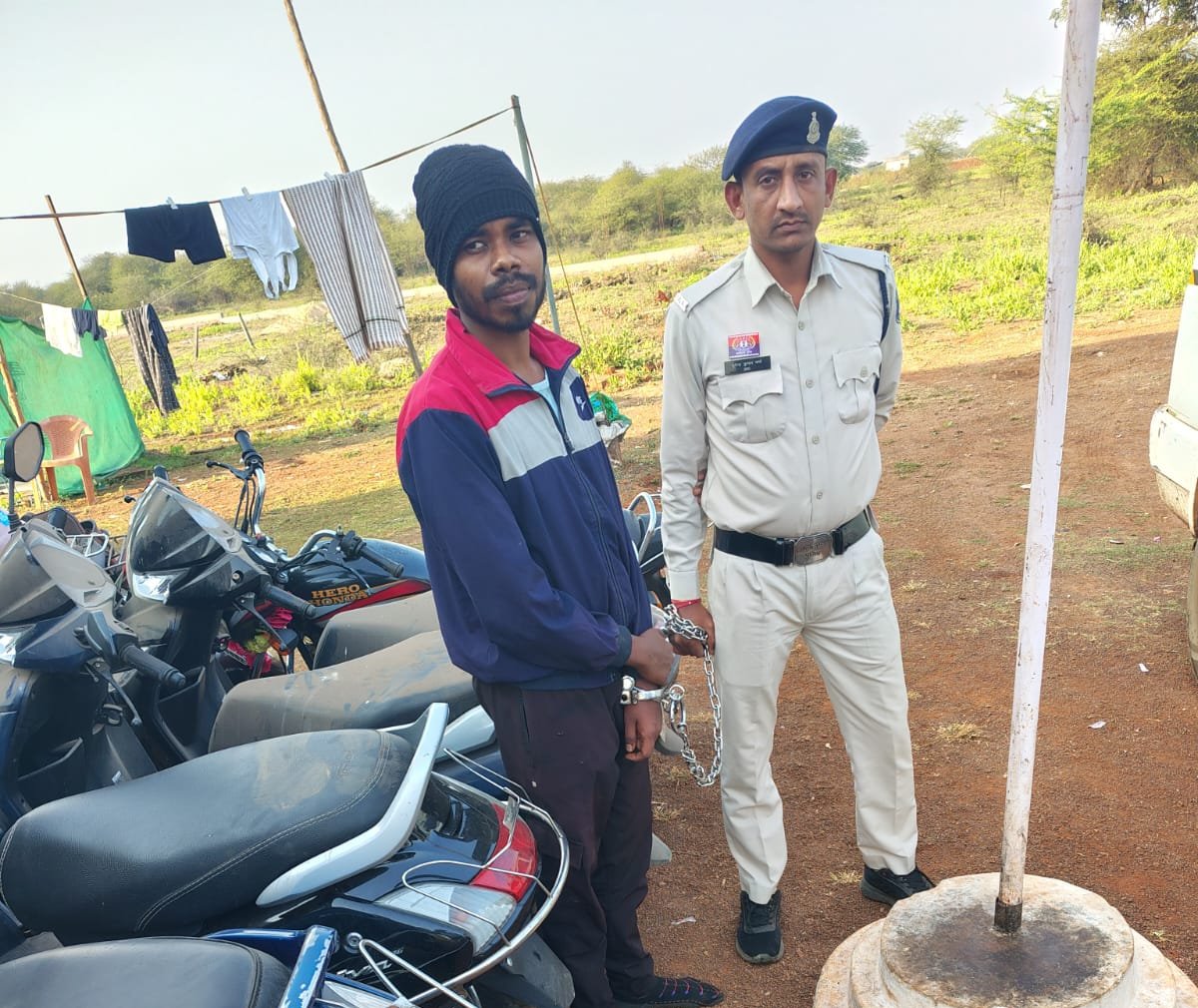 सशक्त एप की मदद से शातिर वाहन चोर गिरफ्तार, 4 स्कूटी और 1 बाइक बरामद