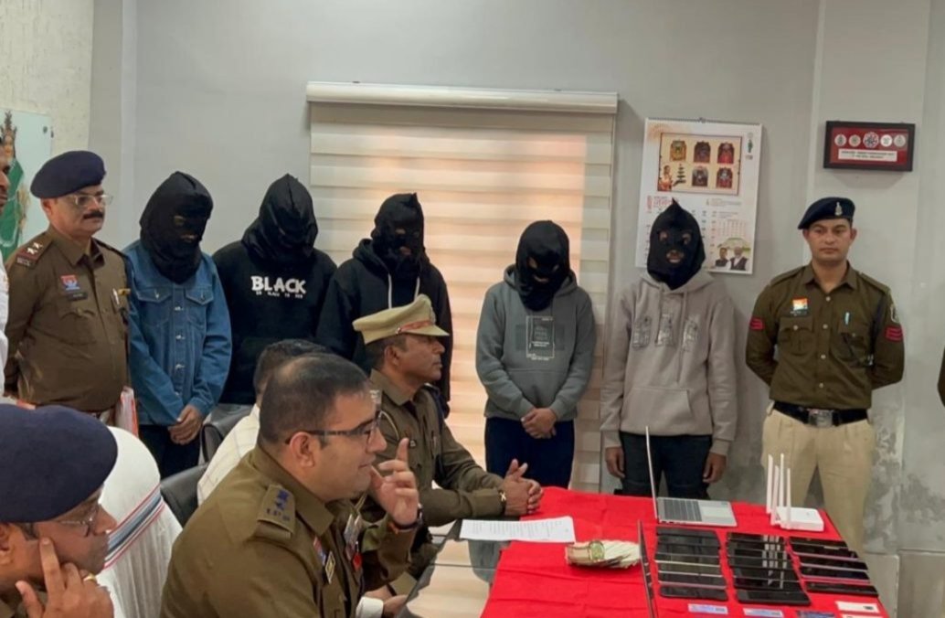 डिजिटल सट्टे पर Khairagarh Police का एक्शन: गुरुग्राम में ‘शिवा बुक’ का नेटवर्क ध्वस्त, 5 आरोपी गिरफ्तार