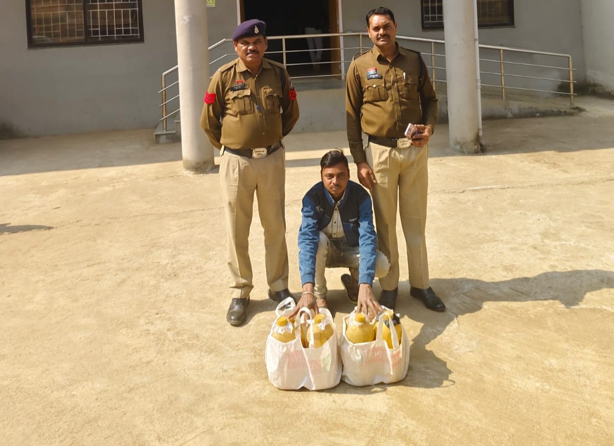 शराब माफियाओं पर पुलिस का शिकंजा: एक महीने में 2000 लीटर शराब जब्त, 137 तस्कर सलाखों के पीछे