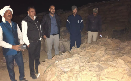 धान खरीदी केंद्र में बड़ा घोटाला: प्रति बोरी मिट्टी-कंकड़ मिलाकर वजन बढ़ाने का खेल उजागर