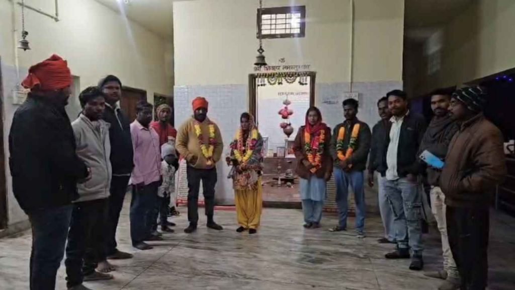 थाने बना ‘शादी का मंडप’: Jashpur में दो प्रेमी जोड़ो ने की अनोखी शादी, खाकी ने दिया आशीर्वाद