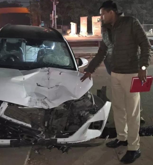 Raipur: तेज रफ्तार का कहर, बाइक सवार को कार ने मारी टक्कर, हालत गंभीर