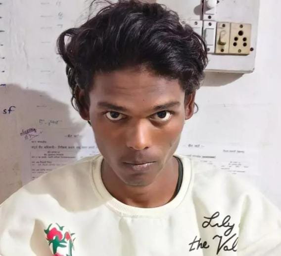 Dhamtari: मंडाई में चाकू लहराकर लोगों को डराने वाला युवक गिरफ्तार, धारदार हथियार जप्त