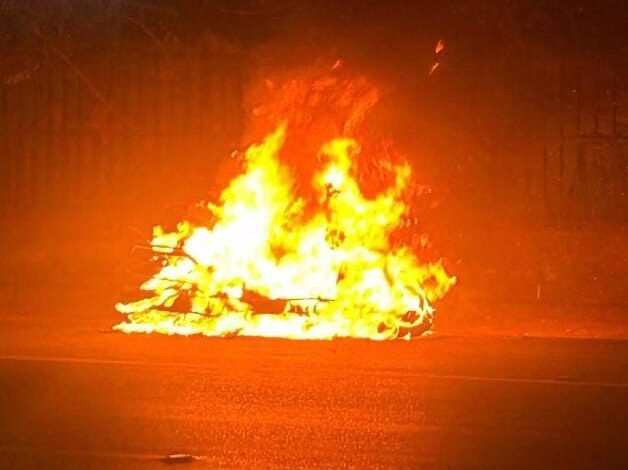 Raipur: आंबेडकर अस्पताल के सामने ई-रिक्शा में लगी आग, मचा हड़कंप