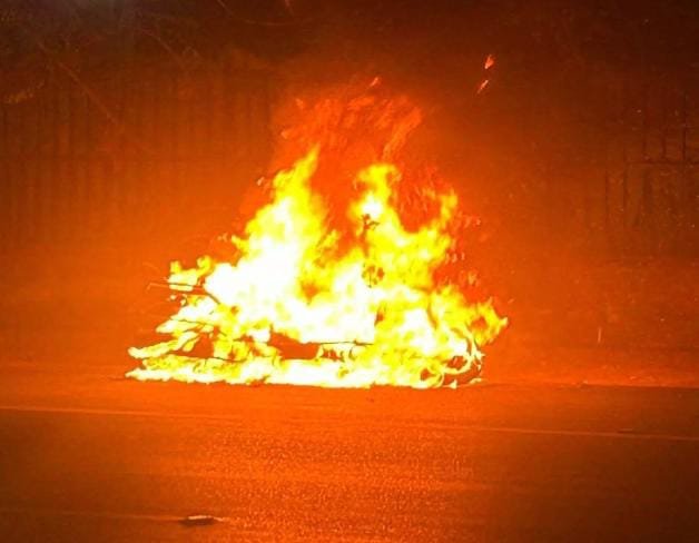 Raipur: आंबेडकर अस्पताल के सामने ई-रिक्शा में लगी आग, मचा हड़कंप