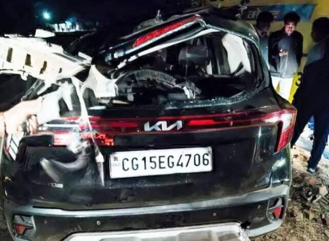 Ambikapur: तेज रफ्तार और लापरवाही का कहर, कार पलटने से शिक्षिका के बेटे समेत दो युवकों की मौत