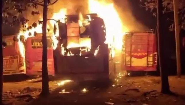 Raipur के ISBT बस टर्मिनल में सनसनी: 5 बसें जलकर हुईं खाक, साजिश की आशंका