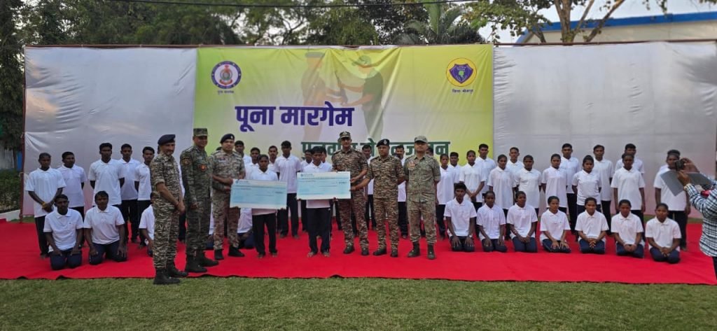 Chhattisgarh में 52 नक्सलियों का सरेंडर, 1.41 करोड़ के इनामी माओवादी मुख्यधारा में लौटे