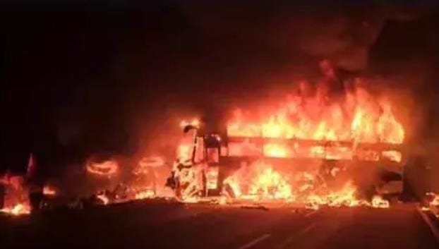 आंध्र प्रदेश के नंद्याल में भीषण सड़क हादसा: टक्कर के बाद बस में लगी आग, तीन लोगों की जलकर मौत