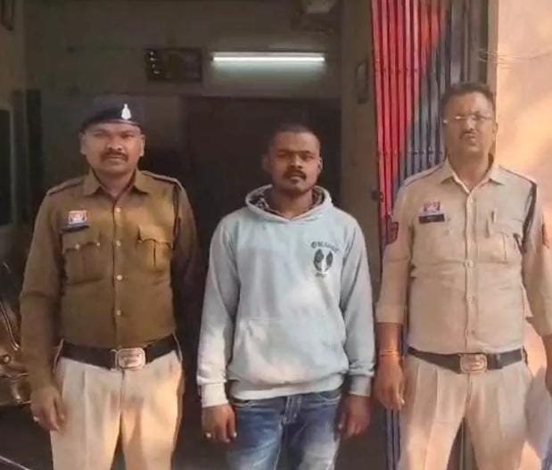 Dhamtari: जिला बदर आरोपी सागर ढीमर चाकू लहराते गिरफ्तार