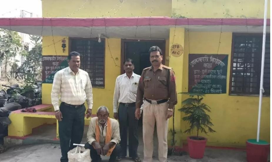 Durg: धमधा में अवैध शराब बेचने वाला कोचिया गिरफ्तार