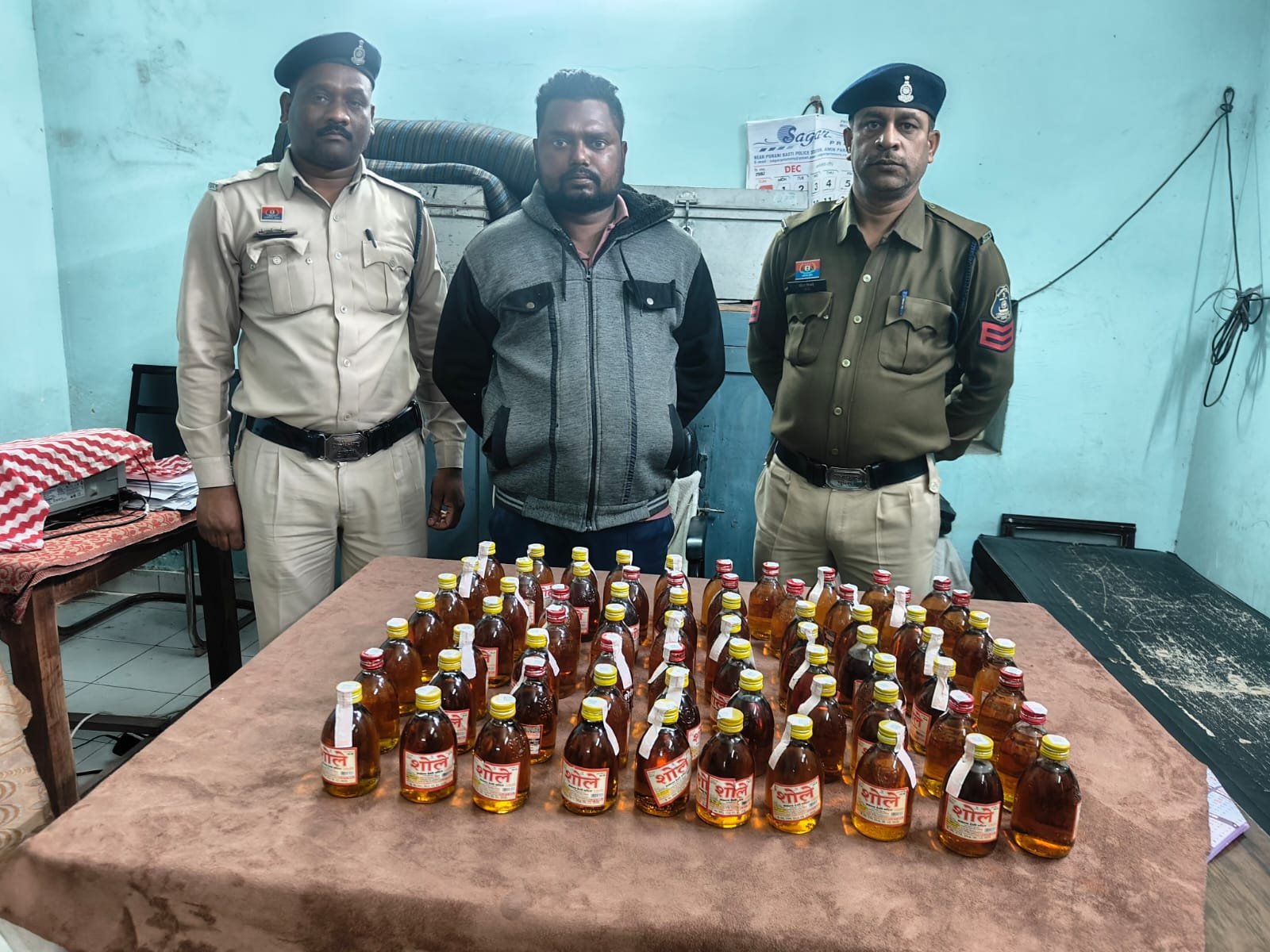 Raipur में ड्राई डे पर सख्ती: 20-25 पेटी अवैध शराब जब्त